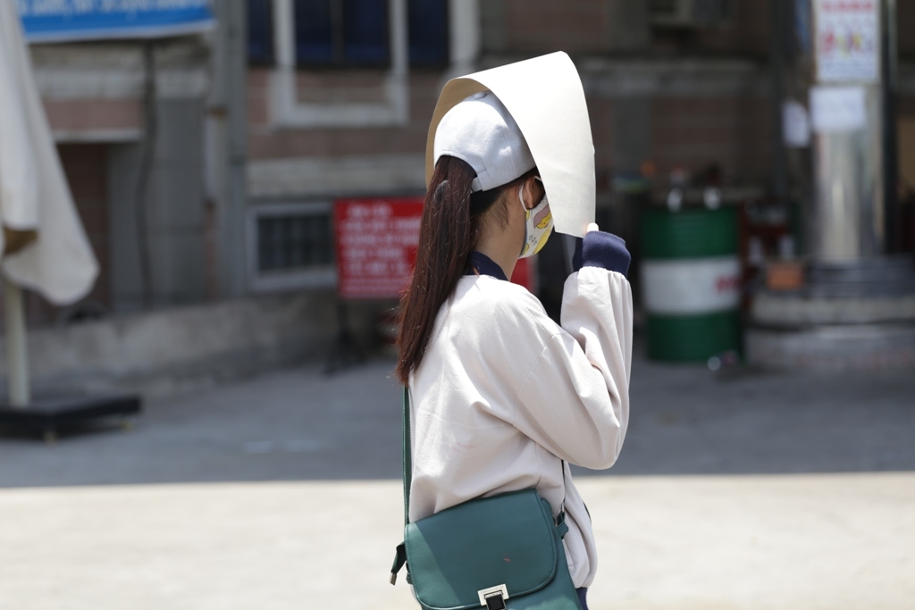 Nắng nóng gay gắt, người Sài Gòn như “thở ra lửa” - 11