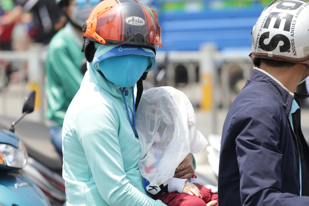 Nắng nóng gay gắt, người Sài Gòn như “thở ra lửa” - 12