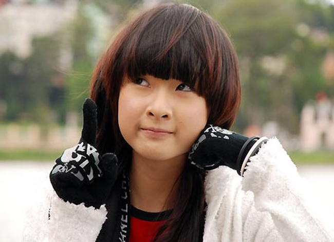 Ngày nhỏ đóng phim Angela Phương Trinh được khen ngợi vì diễn xuất tự nhiên, gương mặt ăn hình. Biệt danh "bà mẹ nhí" gắn liền với Phương Trinh chính từ vai diễn nhí trong bộ phim Người mẹ nhí.