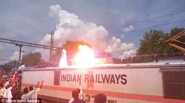 Video: Biến thành quả cầu lửa khi đang đi bộ trên nóc tàu - 1