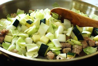 Lễ độc thân tới rồi, hội FA lại rủ nhau làm mì tương đen mong thoát ế - 4