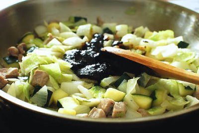 Lễ độc thân tới rồi, hội FA lại rủ nhau làm mì tương đen mong thoát ế - 5