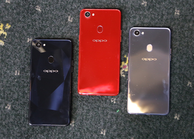 Oppo vừa giới thiệu dòng smartphone "chuyên gia selfie" F7 thuộc F-series với 3 tùy chọn màu sắc đen, bạc và đỏ đi kèm thiết kế tai thỏ ở màn hình.
