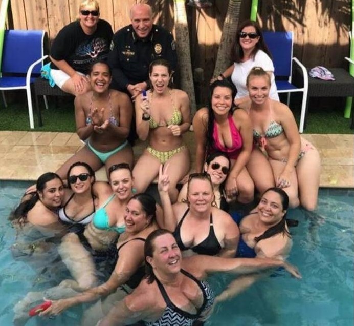 Mỹ: Gặp rắc rối vì chụp ảnh với 12 nữ cảnh sát mặc bikini - 1