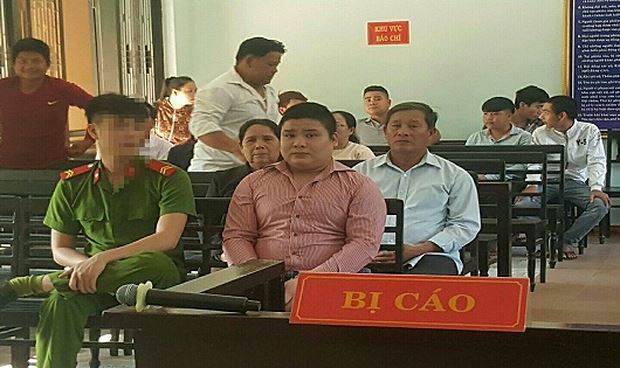 Bé gái bị “hại đời” sau khi “đập đá” cùng nhóm thanh niên - 1