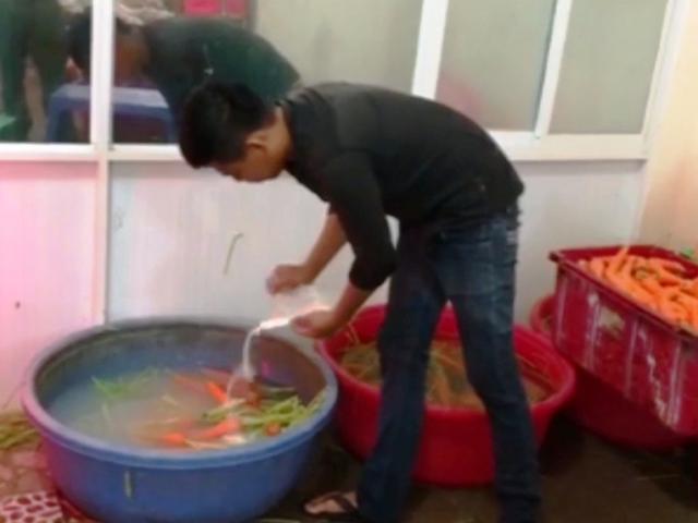 TP.HCM: Khủng khiếp dùng chất độc tẩy cả chục tấn cà rốt trước khi “xuất xưởng”