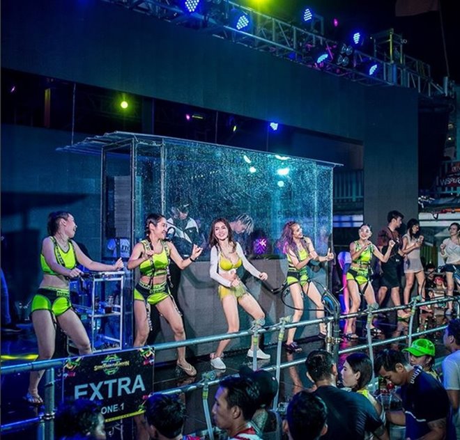 Mỹ nữ nhận án phạt sexy hết nấc trong lễ hội té nước - 6