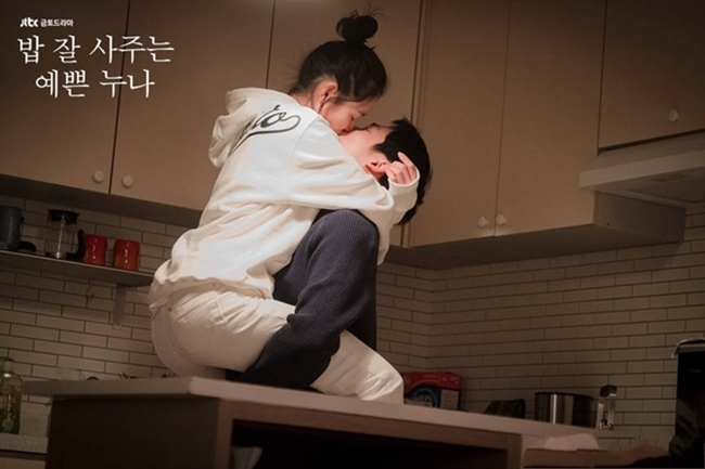 Phim xoay quanh chuyện tình giữa Yoon Jin Ah (Son Ye Jin), một người phụ nữ ngoài 30 thành đạt nhưng cô đơn, và Seo Joon Hee (Jung Hae In), em trai người bạn thân của cô.