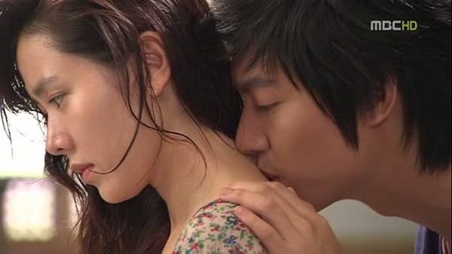 Nụ hôn sau gáy ấn tượng của "chị đẹp" và trai trẻ Lee Min Ho trong "Personal Taste".