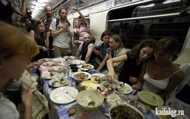 Mở tiệc trên tàu điện ngầm thì "truất" quá rồi.