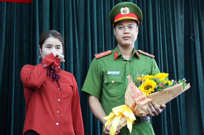 Nóng 24h qua: Khách hàng tá hỏa phát hiện mình là chủ thuê bao lạ - 5