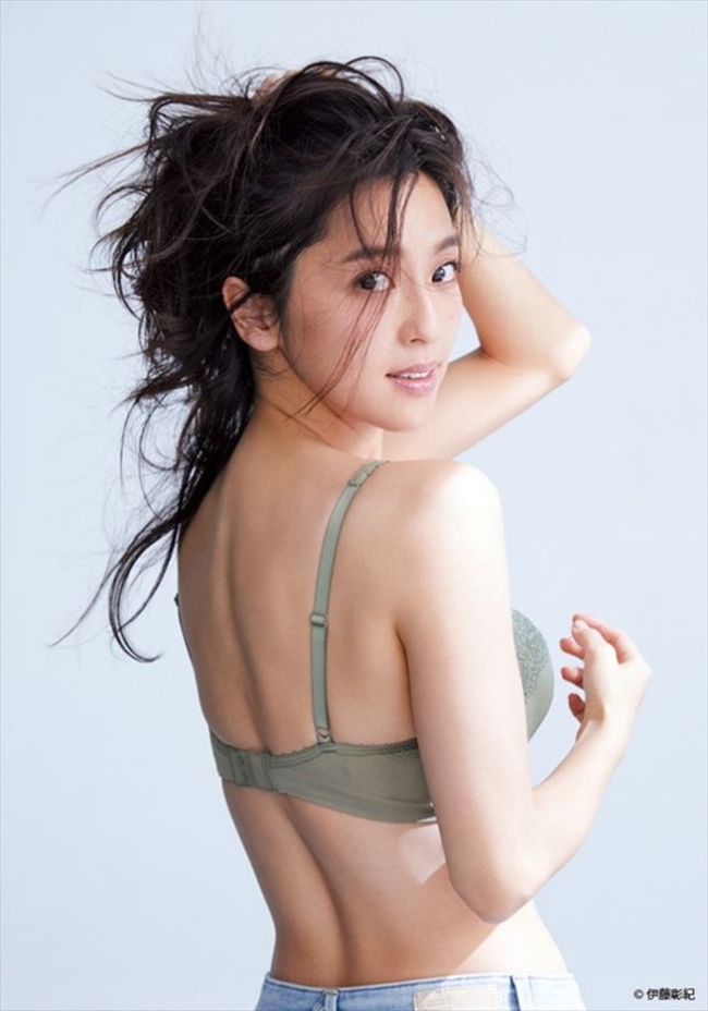Cô thường xuyên góp mặt trong danh sách 10 mỹ nhân có thân hình lý tưởng của trang Oricon.