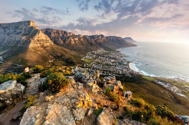 Leo núi Bàn ở Cape Town: Nếu du lịch tới Nam Phi, du khách không thể bỏ qua trải nghiệm leo núi Bàn ở thành phố Cape Town. Những người không thích leo núi có thể tới thị trấn để ngắm những vườn nho đẹp mê hồn.