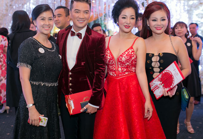 Loạt mỹ nhân gây đỏ mặt vì đi ăn cưới diện đồ lộ nội y - 12