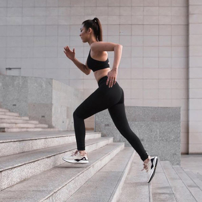 Lily Nguyễn thường xuyên tập luyện để có được vòng ba săn chắc. Các bộ hình cô chụp trong trang phục thể thao toát lên vẻ đẹp khỏe khoắn.