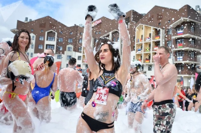 Ngàn gái đẹp diện bikini trong lễ hội trượt tuyết tại Nga - 6