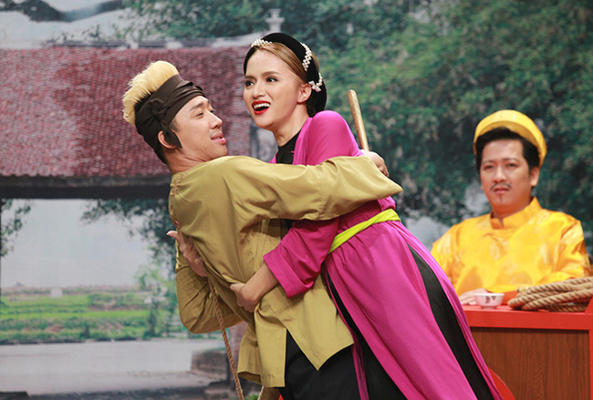 Trong một tiểu phẩm của Kỳ tài thách đấu, Hương Giang ôm bụng “bầu”, ỡm ờ nói bóng gió Trấn Thành và Trường Giang là tác giả của bào thai kia.