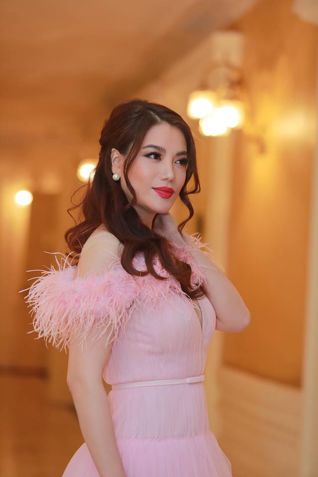 Mỹ nhân "Phía trước là bầu trời" diện váy trong suốt trên thảm đỏ - 7