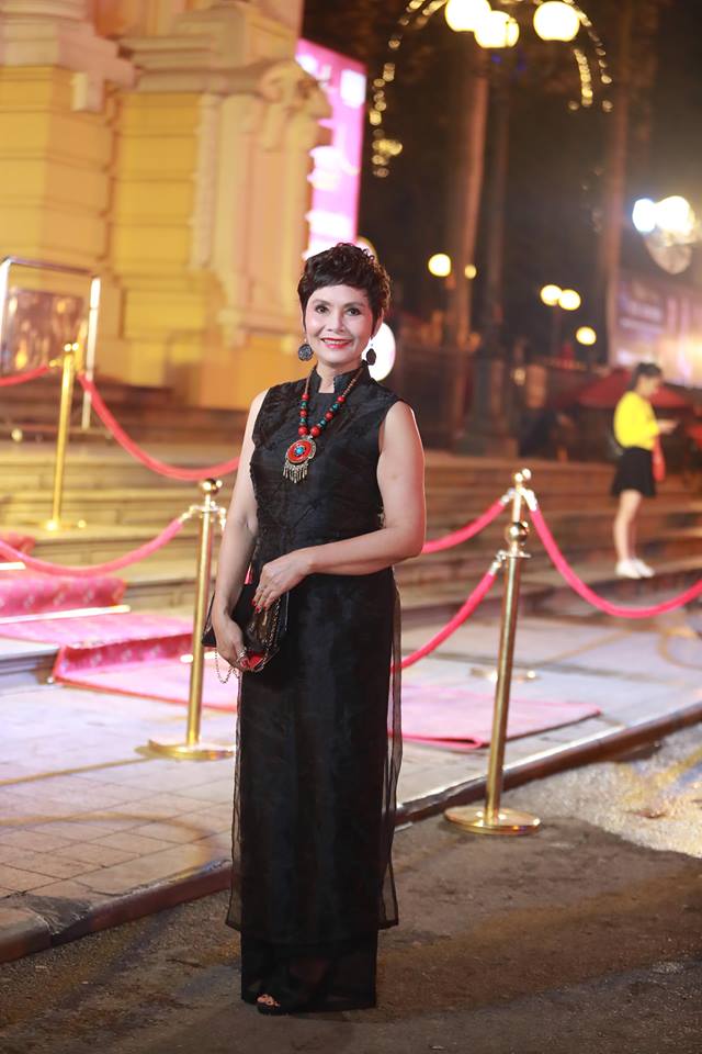 Mỹ nhân "Phía trước là bầu trời" diện váy trong suốt trên thảm đỏ - 4