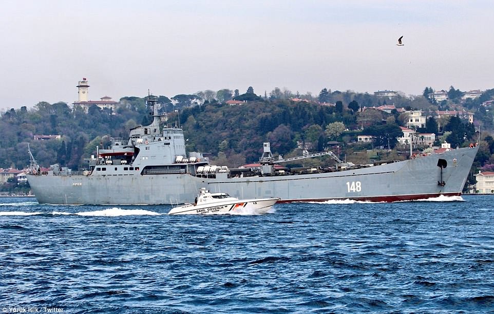 Tàu chiến Nga chở đầy khí tài trên đường tới Syria - 1