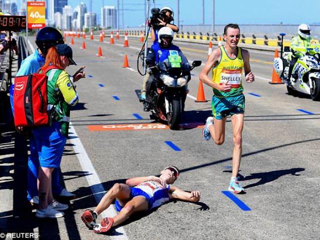 Thể thao - Tranh cãi: VĐV ngã đập đầu ngất xỉu, đối thủ "ngó lơ" lấy HCV