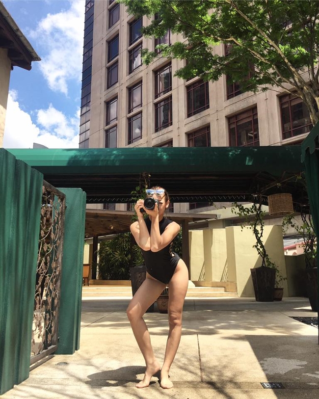 Mai Ngô với thế đứng có 1 - 0 - 2 khi thử tài làm nhiếp ảnh gia. Cô nàng tự tin diện bikini đứng tạo dáng trên phố thử sức với vai trò nhiếp ảnh.