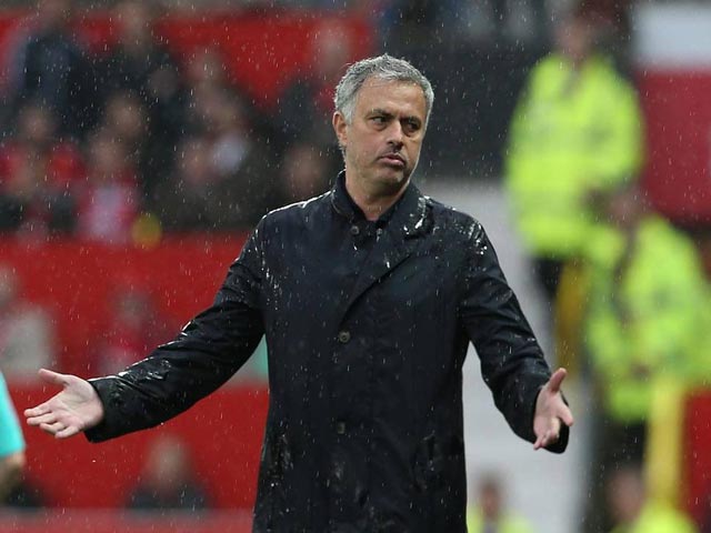 Bóng đá - MU thua sốc: Mourinho muốn trừng phạt học trò, khen Man City