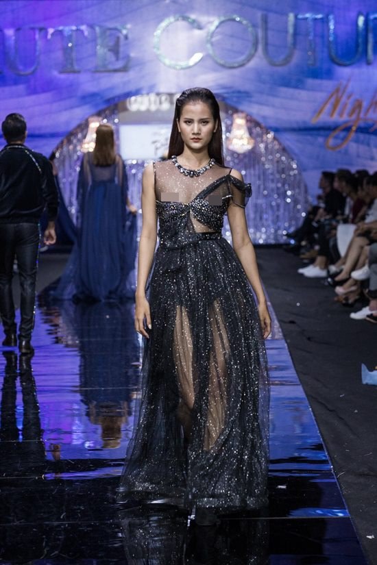 Quán quân Next Top Việt gặp sự cố vẫn bình thản catwalk - 1