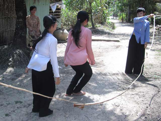 Sống lại “tuổi thơ dữ dội” với những trò chơi từng khiến học trò 8X, 9X mê mẩn - 2