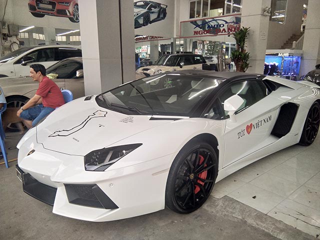 Lamborghini Aventador mui trần 40 tỷ chuyển hộ khẩu vào Sài Gòn