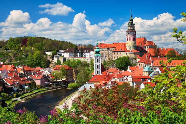 Cesky Krumlov, cộng hòa Séc: Thành phố Cesky Krumlov, cộng hòa Séc nằm cách thủ đô Praha khoảng 2 giờ đi ô tô. Nơi đây vốn nổi tiếng với kiến trúc đẹp gồm tòa lâu đài được xây từ thế kỷ thứ 13 nằm ven sông Vltava.