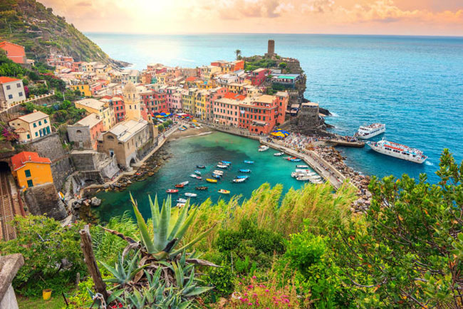 Vernazza, Ý: Vernazza là nơi bạn nhất định nên đến một lần trong đời. Đây là một trong những thành phố sắc màu cực ấn tượng nằm trên bờ biển Tây Bắc của nước Ý. Chỉ cần rảo bước trên bất kỳ con phố nào của Vernazza là bạn cũng được ngắm nhìn phong cảnh đẹp tuyệt vời.