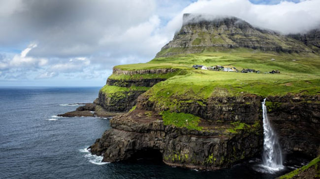 Gasadalur, quần đảo Faroe: Những ngôi nhà nằm đơn lẻ trên quần đảo Faroe là điểm nhấn nhẹ nhàng cho khung cảnh hùng vĩ của núi non, biển cả ở Gasadalur. Đây được coi là vùng đất đơn độc nhất hành tinh.
