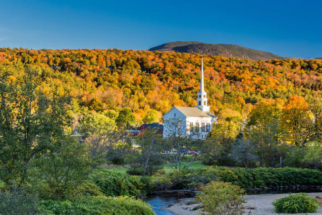 Stowe, Vermont: Du khách chắc chắn nên ghé Stowe vào mùa thu và bạn sẽ được chiêm ngưỡng cánh rừng đổi màu cực ấn tượng.