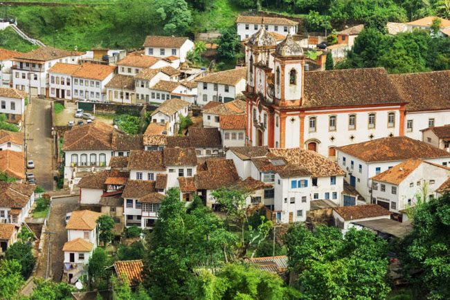 Ouro Preto, Brazil: Tên của thị trấn này có nghĩa là vàng đen, tượng trung cho một thời hoàng kim của Brazil. Đường phố quanh co với những tòa nhà được xây dựng trong các ngọn đồi dốc của thung lũng làm nên cảnh sắc đẹp tuyệt vời.