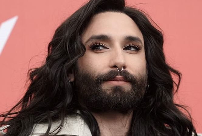 Bị bạn trai cũ đe dọa, ca sĩ chuyển giới công khai bị nhiễm HIV - 1