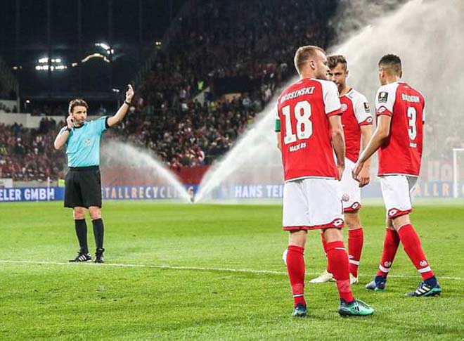 Sự cố chấn động: Trọng tài "bẻ còi" không tưởng, CĐV phẫn nộ - 1