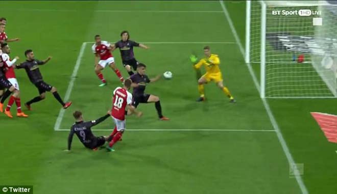 Sự cố chấn động: Trọng tài "bẻ còi" không tưởng, CĐV phẫn nộ - 2