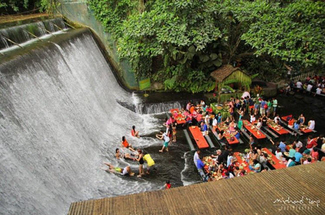 Labassin, Philippines: Nhà hàng Labassin nằm dưới chân thác nước nước trong khu nghỉ dưỡng Villa Escudero ở Philippines.