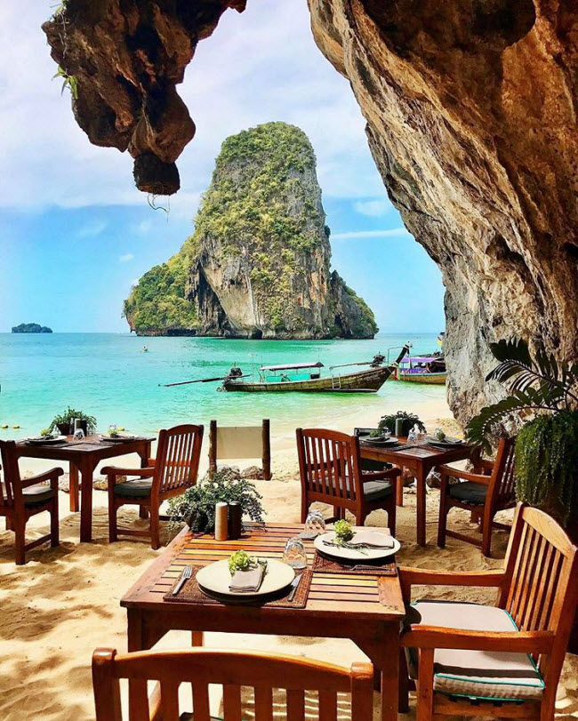 Bất cứ ai cũng có thể đặt chỗ tại nhà hàng Grotto cho dù họ không phải là khách của khu nghỉ dưỡng Rayavadee. Món ăn hấp dẫn nhất ở đây là các loại hải sản tươi sống.