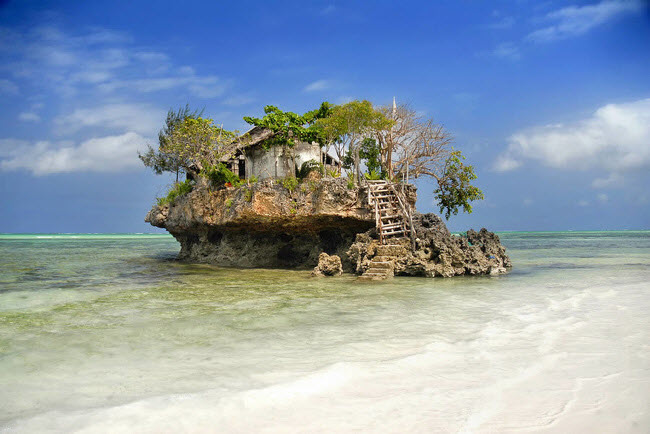 Rock, Tanzania: Nhà hàng được xây dựng trên đỉnh một cấu trúc đá nằm giữa mặt nước trong xanh ở Tanzania.