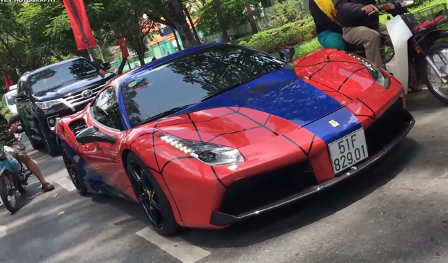 Vẫn giữ tông chủ đạo là màu đỏ nhưng Ferrari 488 GTB trang trí thêm các chi tiết mạng nhện đen và vạt áo xanh da trời tương tự cách phối đồ của SpiderMan. Ferrari 488GTB sở hữu khối động cơ V8 dung tích 3.9 lít sản sinh 660 mã lực và mô-men xoắn cực đại 760 Nm, đi kèm bộ ly hợp kép 7 cấp.