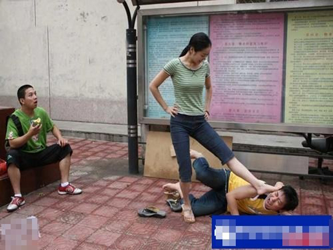 Lần sau nhìn thấy chị thì tránh xa ra nha.