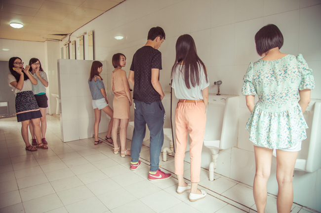 Các cô nghĩ là tôi không dám chắc.