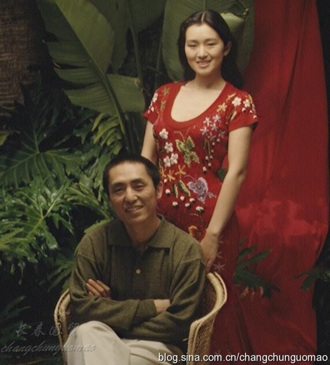 Sau lần hợp tác chung trong &#34;Cao lương đỏ&#34;, cả hai đã phải lòng nhau. Dù biết đạo diễn Trương đã có vợ con song Củng Lợi kiên quyết không chia tay và yêu cầu ông làm thủ tục ly hôn với vợ.