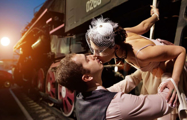 Không hôn nhau tại ga tàu hỏa ở Pháp: Các cử chỉ lãng mạn tại các nhà ga tàu hỏa ở Pháp bị con là điều cấm kỵ. Bởi vì các nhà chức trách cho rằng hành vi như hôn tạm biệt có thể khiến chuyến tàu bị trì hoãn.