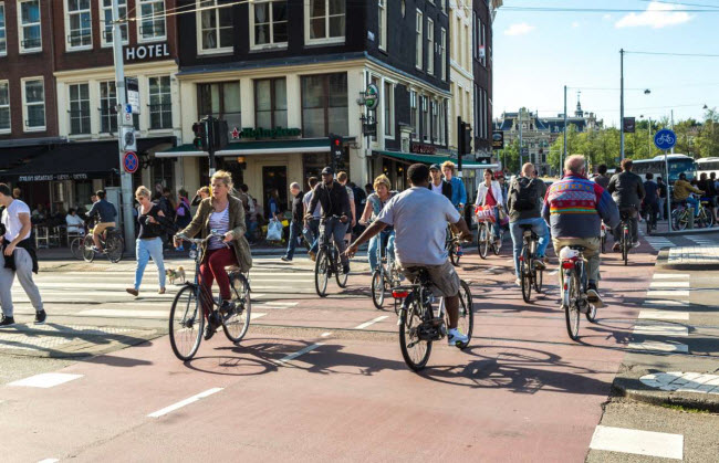 Đi xe đạp phải có đèn ở Hà Lan: Xe đạp rất phổ biến tại các vùng đồng bằng ở Hà Lan. Bạn có thể đạp xe không cần mũ bảo hiểm, nhưng nhất thiết phải có đèn, nếu không sẽ bị phạt nặng.
