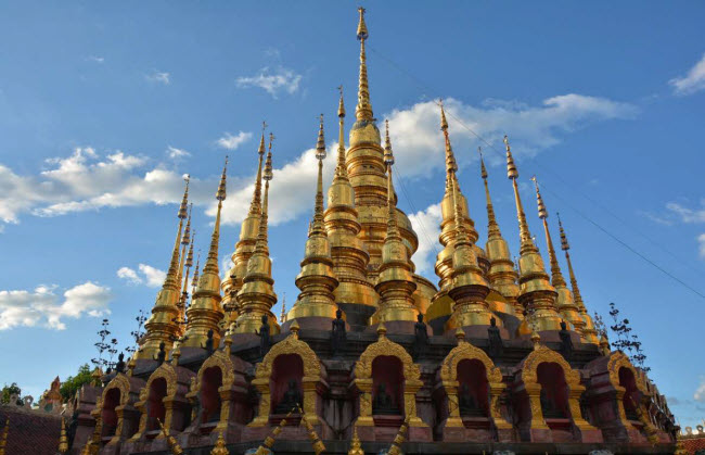 Không giẫm chân lên tiền ở Thái Lan: Hành động này bị coi là xúc phạm hoàng gia được tôn kính ở Thái Lan. Bởi vì các tờ tiền giấy có in hình nhà vua của nước này.