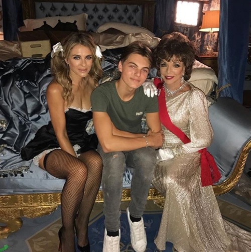 Siêu mẫu nước Anh 52 tuổi vẫn mê khoe thân khiến con trai xấu hổ - 3