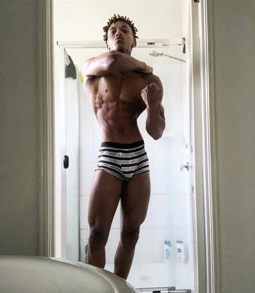 Thân hình như người ngoài hành tinh của nam sinh mê tập gym - 6